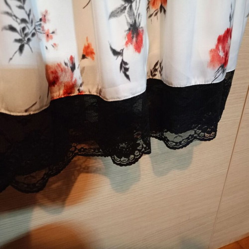 White Zara dress with roses and black - 6,00 - Vendora.cy White Zara dress with roses and black - 6,00 - Vendora.cy