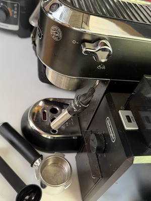 De’Longhi Dedica EC685 Espresso Machine and KG79 Coffee Grinder like new