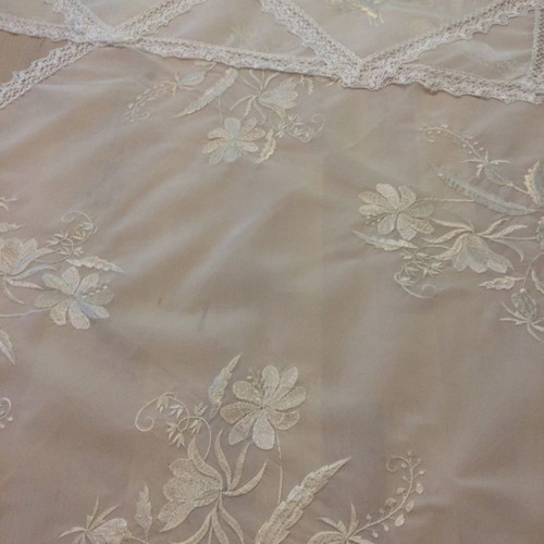 Set of 4 white transparent table linens with machine embroidery and lace new