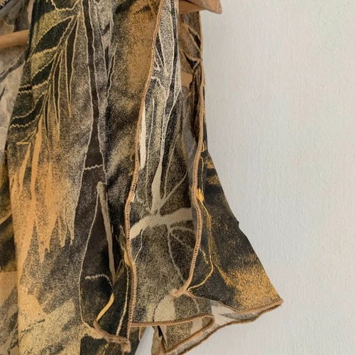 Top L used, beige and brown
