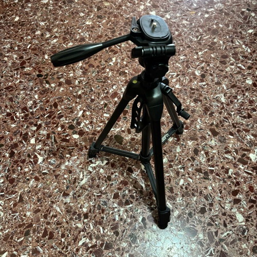 Canon DSLR 250D camera like new with tripod, case and micro SD cards