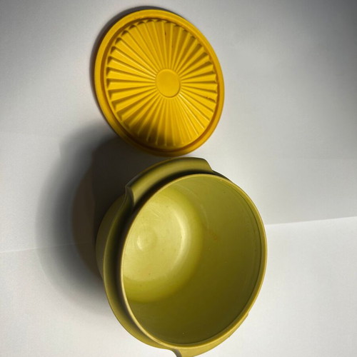 Tupperware food container with lid 650ml used