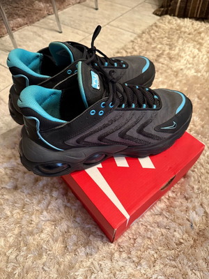 Nike Air Max TW Next Nature sneakers used, size 45.5, black and turquoise, defect in left sole
