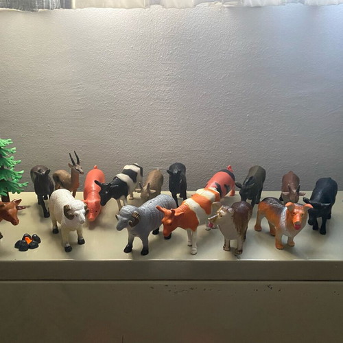 Collectible Animal Farm set like new, 17 figures and 2 accessories