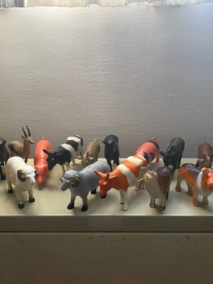 Collectible Animal Farm set like new, 17 figures and 2 accessories