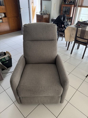 Фотьойл Jysk Vonsild Recliner като нов, сив плат с електрическа функция за повдигане