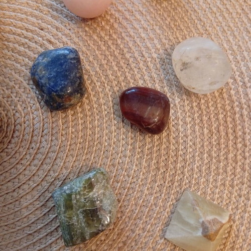 Pack of 23 natural semiprecious stones and crystals (tumbled stones)
