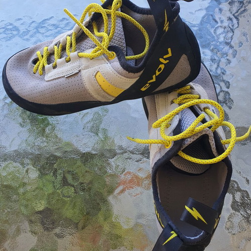 Evolv Defy Lace climbing shoes like new, size 43, gray and yellow