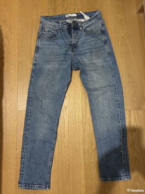 Zara jeans size 40 with small decorative tear