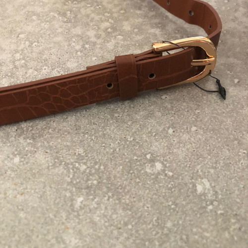 Brown belt with crocodile texture and gold buckle, new, 100 cm