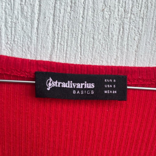 Red ribbed top Stradivarius like new with scoop neck and short sleeves