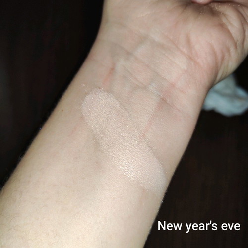 Makeup Geek pigment New Year's Eve shade like new, light beige with glitter