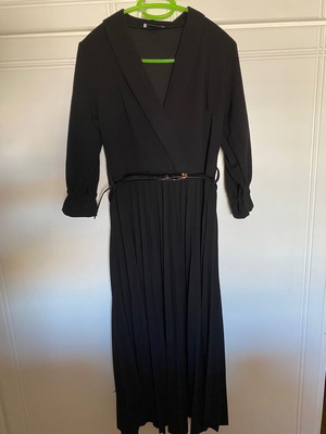 Black dress with belt and pleated skirt, new, one size