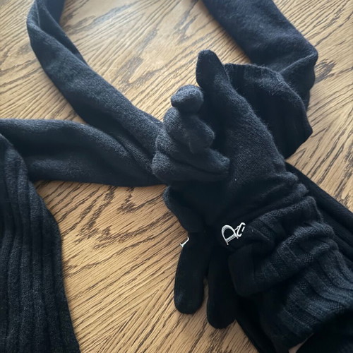 Dior cashmere scarf and gloves like new, black with free hat