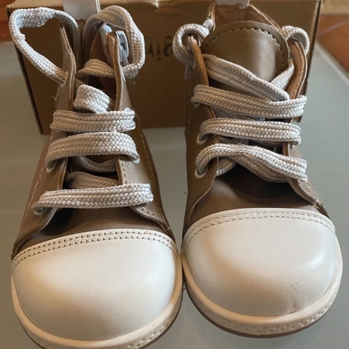 Gorgino children's leather boots size 21 new, beige and brown