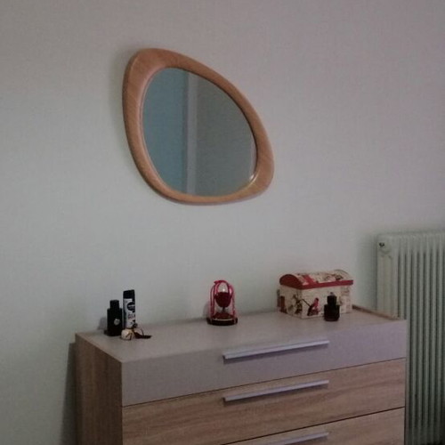 Oval mirror like new, size 52x77 cm with two wall plugs and screws