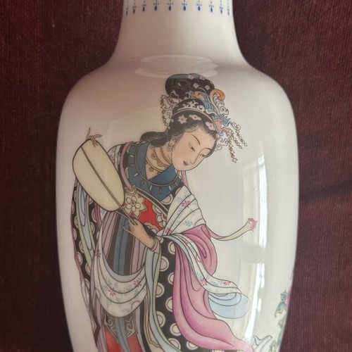 Chinese vase 35 cm tall with Famille Rose figure, like new