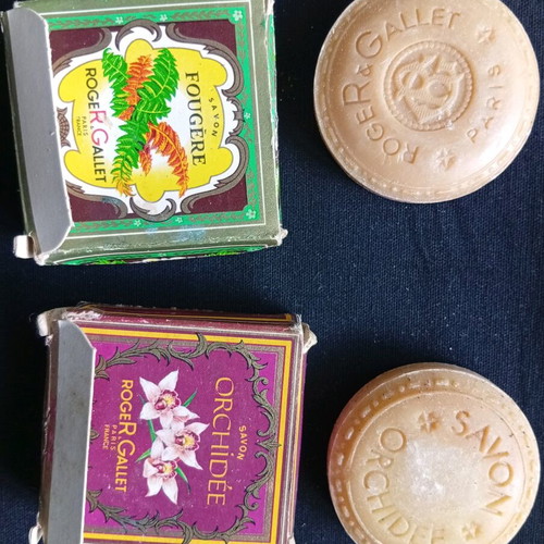 Mini perfume like new with two small soaps lot
