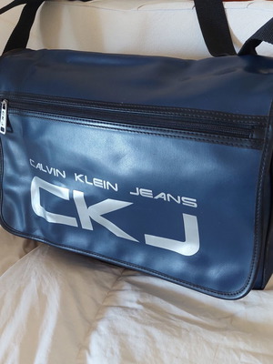 Calvin Klein messenger bag like new, dark blue crossbody