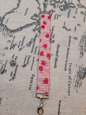 Beaded bracelet like new, pink with berry design