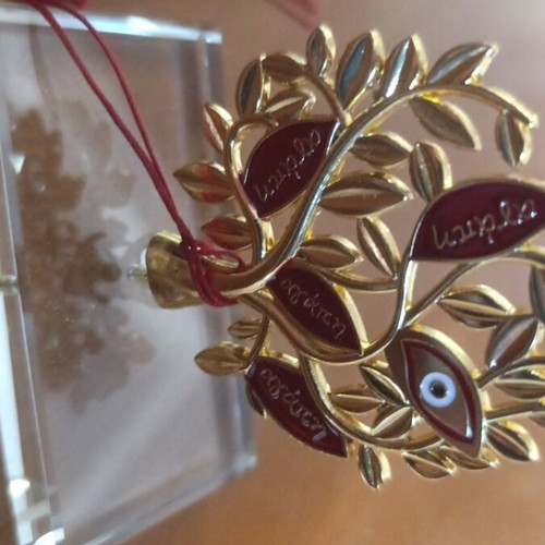 Decorative gouri with glass base and red leaves