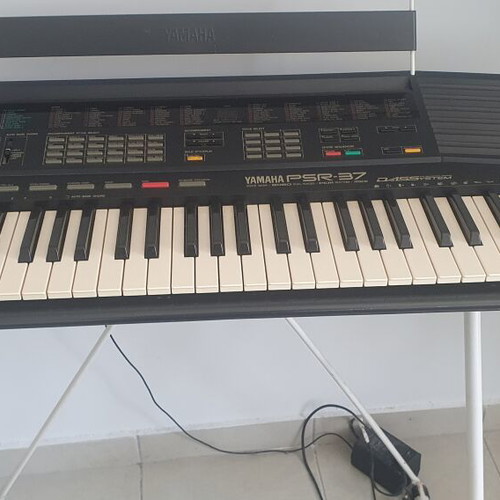 Yamaha PSR-37 keyboard with voice bank and accessories