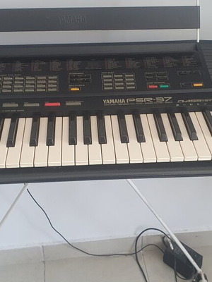 Yamaha PSR-37 keyboard with voice bank and accessories