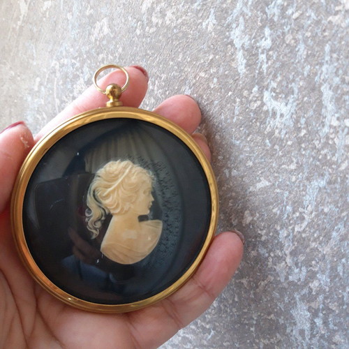 Vintage miniature cameo girl used, diameter 8 cm