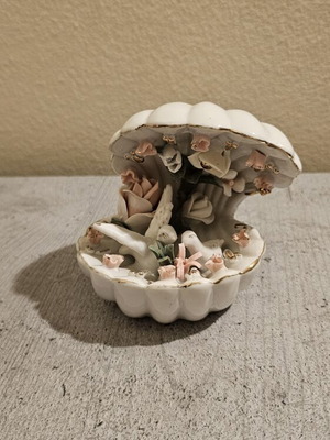 Vintage porcelain seashell decoration like new with handmade ceramic details