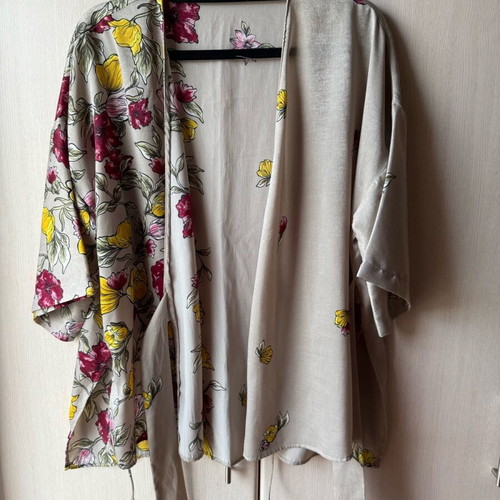 Zara short kimono size M like new, floral beige and red