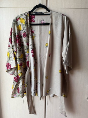 Zara short kimono size M like new, floral beige and red