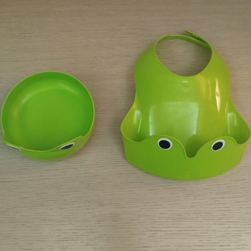 Plastic bib and deep food container with frog design like new