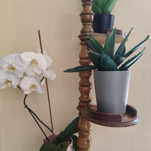 Vintage turned wood plant stand with 3 removable levels like new