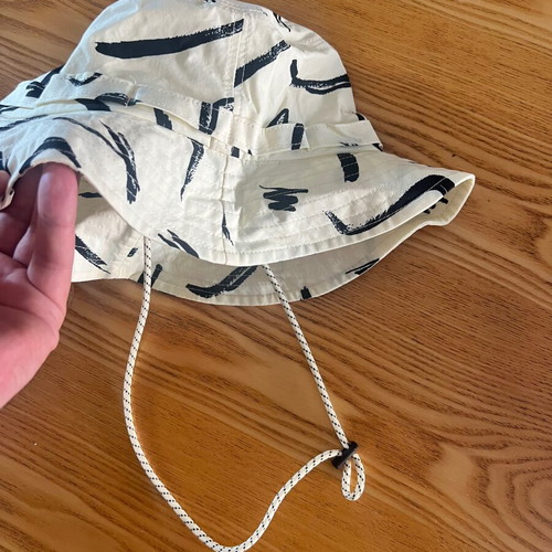 Zara bucket hat size L like new beige and black