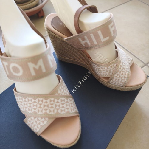 Tommy Hilfiger beige platform sandals like new, size 38