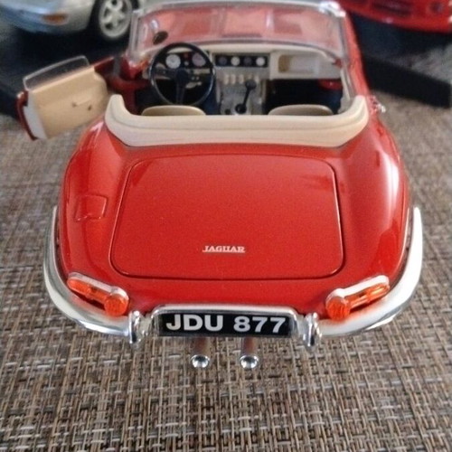 Jaguar E-Type 1961 collectible model 1:18 Bburago like new