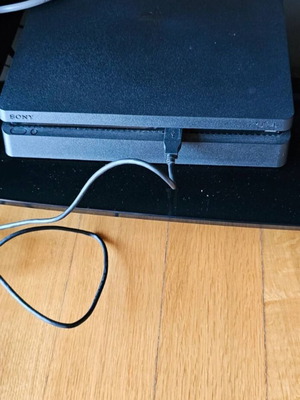 PlayStation 4 като нов, 500GB, с 2 контролера и кабели