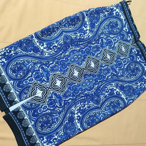 Innocent pencil skirt with print and back slit, black and blue