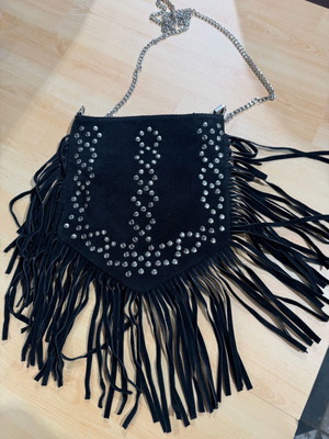 Castor shoulder bag like new with studs, black