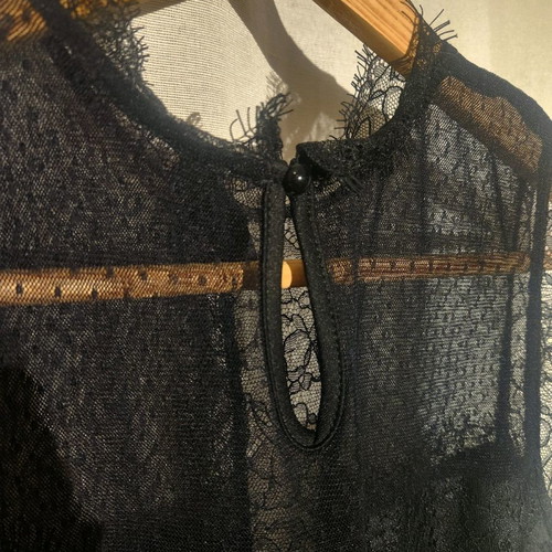Black sleeveless blouse with lace like new, size S