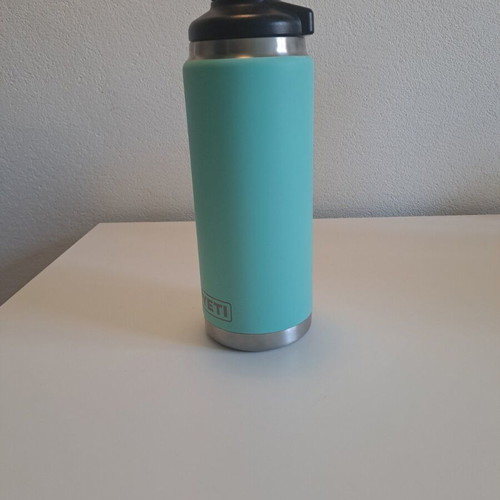 YETI Rambler 750 ml thermos with Chug and TripleHaul lids, new