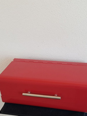 Μεταλλική ψωμιέρα με καπάκι Espiel σε κόκκινο