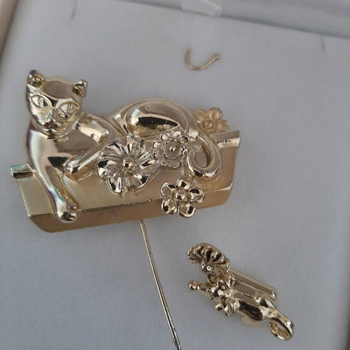Vintage cat brooch with mouse in gold color like new