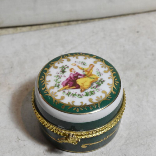 Miniature porcelain jewelry box used with romantic design