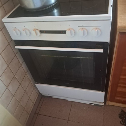 Kitchen furniture and appliances like new, fridge and washing machine