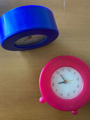 Plastic analog tabletop clocks like new
