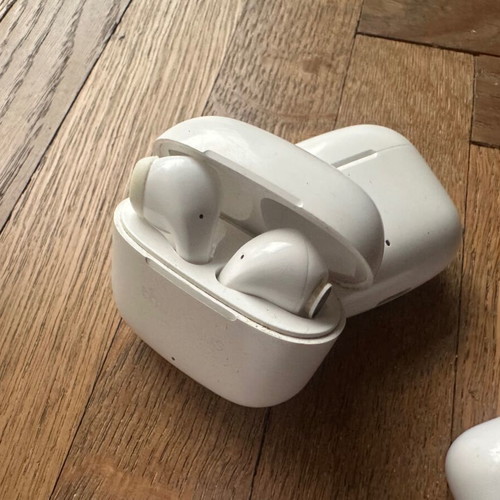 Bluetooth earbuds used, 4 pairs with cases, broken batteries