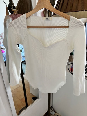 Knitted white blouse size small like new with unique design