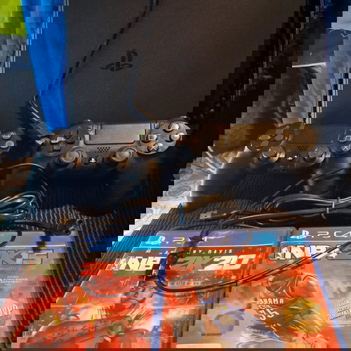 PlayStation 4 (PS4) σαν καινούργιο με 2 τηλεχειριστήρια και 2 παιχνίδια