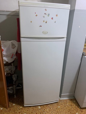 Medium refrigerator